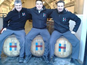 Domhnall Macleod, Billy Fraser y Donnie Macleod, tres trabajadores de la destilería con las tres primeras barricas llenas.