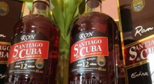 Santiago de Cuba es la cuna del ron ligero cubano.del ron ligero cubano