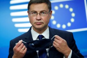 La Unión Europea impone aranceles comerciales del 25% al Vodka y el Ron de Estados Unidos 4 Valdis Dombrovskis hablando sobre los aranceles comerciales