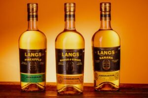 Langs y 2 nuevas expresiones: Mango and Ginger y Pineapple 3 ron jamaicana Langs en el Reino Unido.