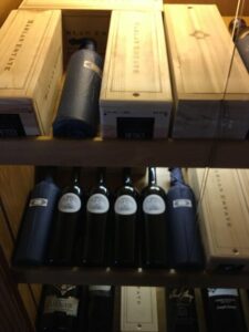 Robo de botellas de vino tinto raro y caro