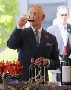 Británicos piden primera reducción de tarifas al vino en 40 años 4 Príncipe británico Carlos bebiendo vino en Australia