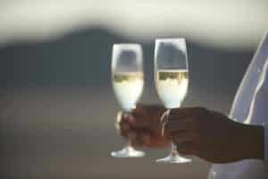 5 tips para servir el vino como un auténtico sumiller 3 Servir vino de la manera correcta