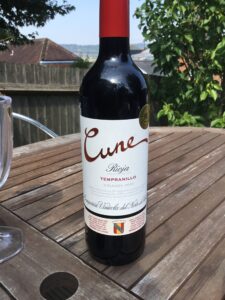 CVNE ‘Cune’ Rioja Crianza 2016: interesante tinto de España 6 Los sabores de cereza negra, ciruela roja, regaliz y humo