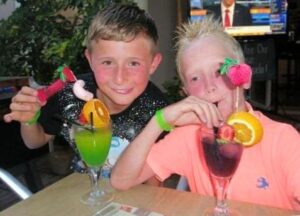 7 ejemplos de cócteles para niños, obvio, sin alcohol 4 No hay nada mejor que disfrutar de un rico cóctel con un buen amigo.