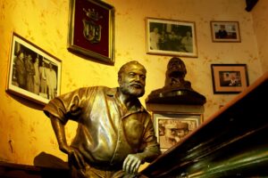 El Daiquirí: un cóctel con nombre de playa cubana 5 Estatua de Ernest Hemingway en El Floridita.