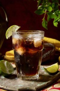 Cóctel Cuba Libre: una mezcla popular de refresco y ron 3 El cóctel Cubalibr