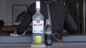 Cóctel Cuba Libre: una mezcla popular de refresco y ron 4 cóctel Cubalibre