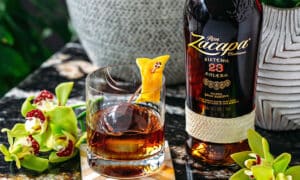 El ron Zacapa: "Cada botella es una obra de arte única y artesanal" 6 Cóctel Zacapa Old Fashioned